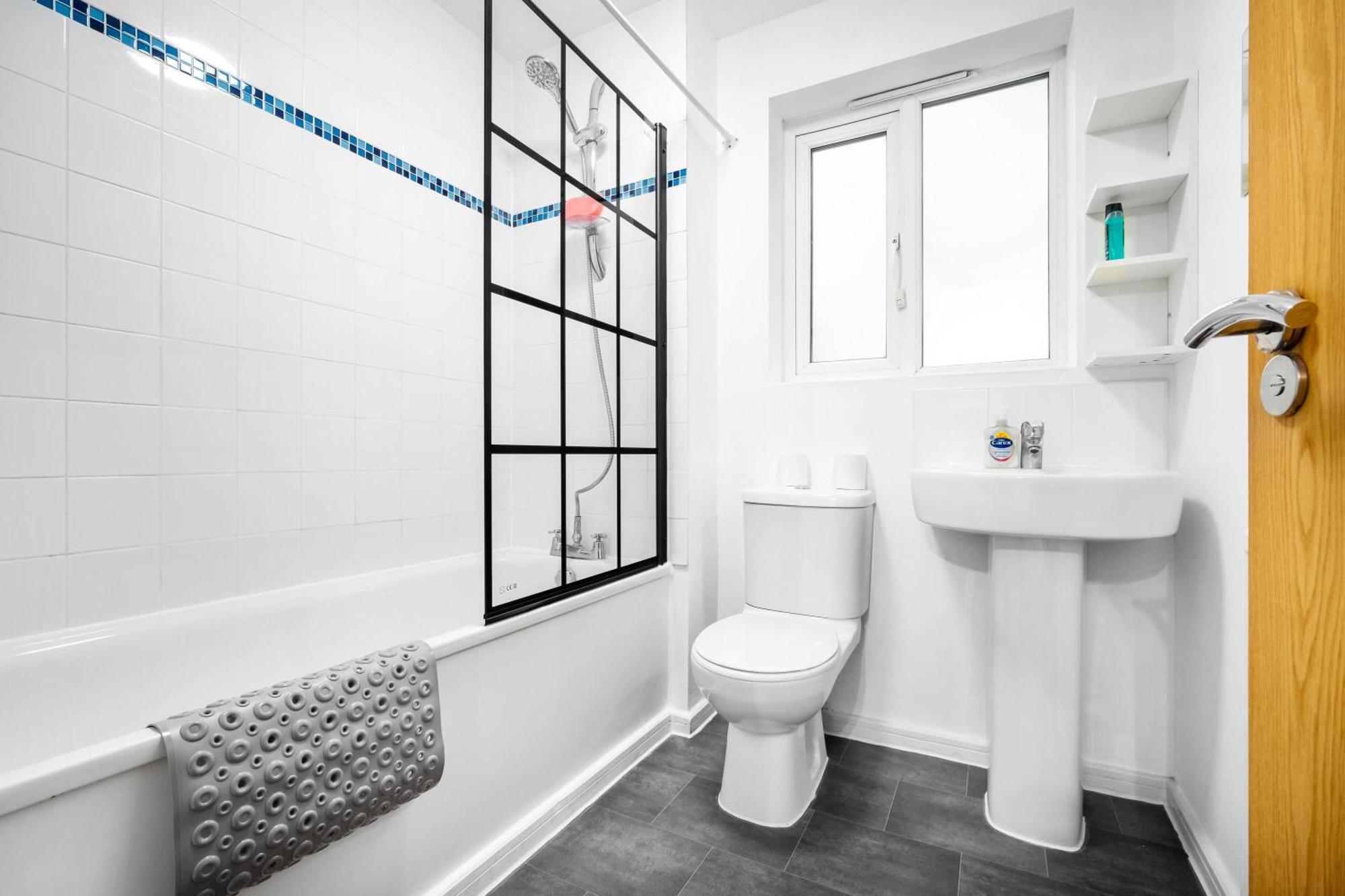 Stylish Manchester 4 Bed House W/Garden ✘ Sleeps 9 - Salford ☆ Free Parking → Smart Tvs In Every Bedroom ☆ Free Netflix & Ultra Fast Wifi ✪ 6 Min To City Centre, Close To Trafford Centre, Etihad Stadium, Manchester Arena, Clubs & More! Exterior foto